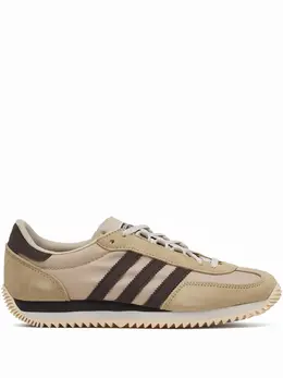 adidas: Светлые кроссовки 