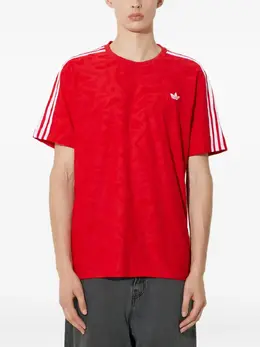 adidas: Красная футболка 