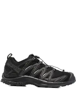 Salomon: Чёрные кроссовки 