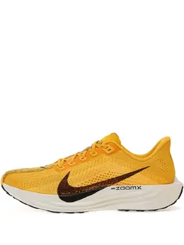 Nike: Оранжевые кроссовки  Plus