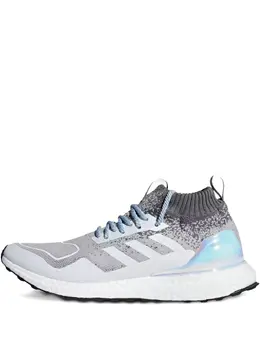 adidas: Светлые кроссовки  UltraBoost