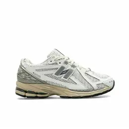 New Balance: Серые кроссовки 