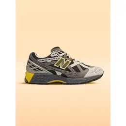 New Balance: Серые кроссовки 