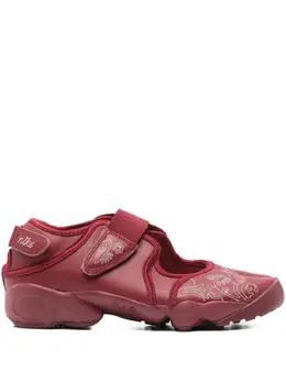 Nike: Красные кроссовки 