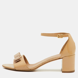 Salvatore Ferragamo: Бежеві сандалі 