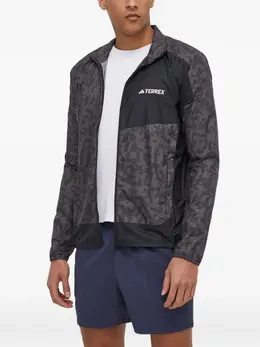 adidas: Куртка с абстрактным принтом 