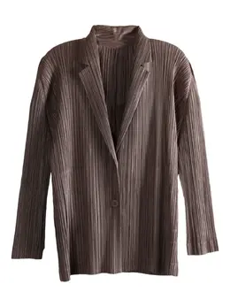 Pleats Please Issey Miyake: Коричневая куртка 
