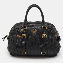 Prada: Чёрная сумка 