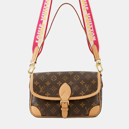 Louis Vuitton: Коричневая сумка через плечо 