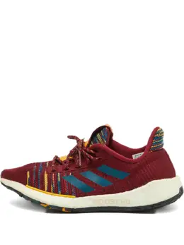 adidas: Бордовые кроссовки  PulseBoost