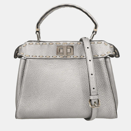 Fendi: Серебристая сумка  Peekaboo