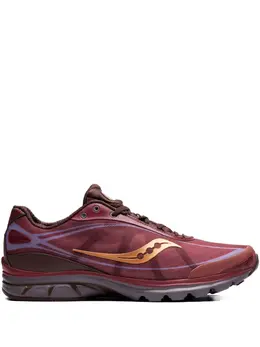 Saucony: Бордовые кроссовки  Kinvara