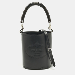 Prada: Чёрная сумка 