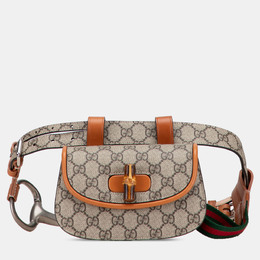 Gucci: Бежевая поясная сумка  GG Supreme