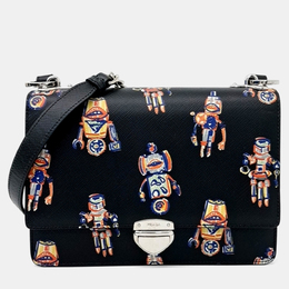 Prada: Чёрная сумка 