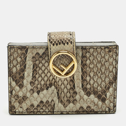 Fendi: Обложка  F is Fendi