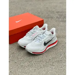 NIKE: Кроссовки 