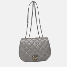 Chanel: Серебристая сумка 