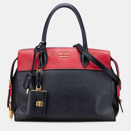 Prada: Чёрная сумка 