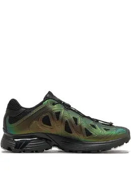 Salomon: Чёрные кроссовки 