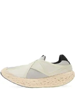 adidas: Серые кроссовки 