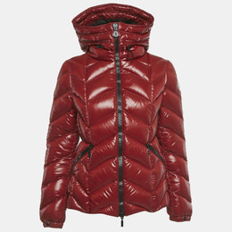 Moncler: Красная куртка 